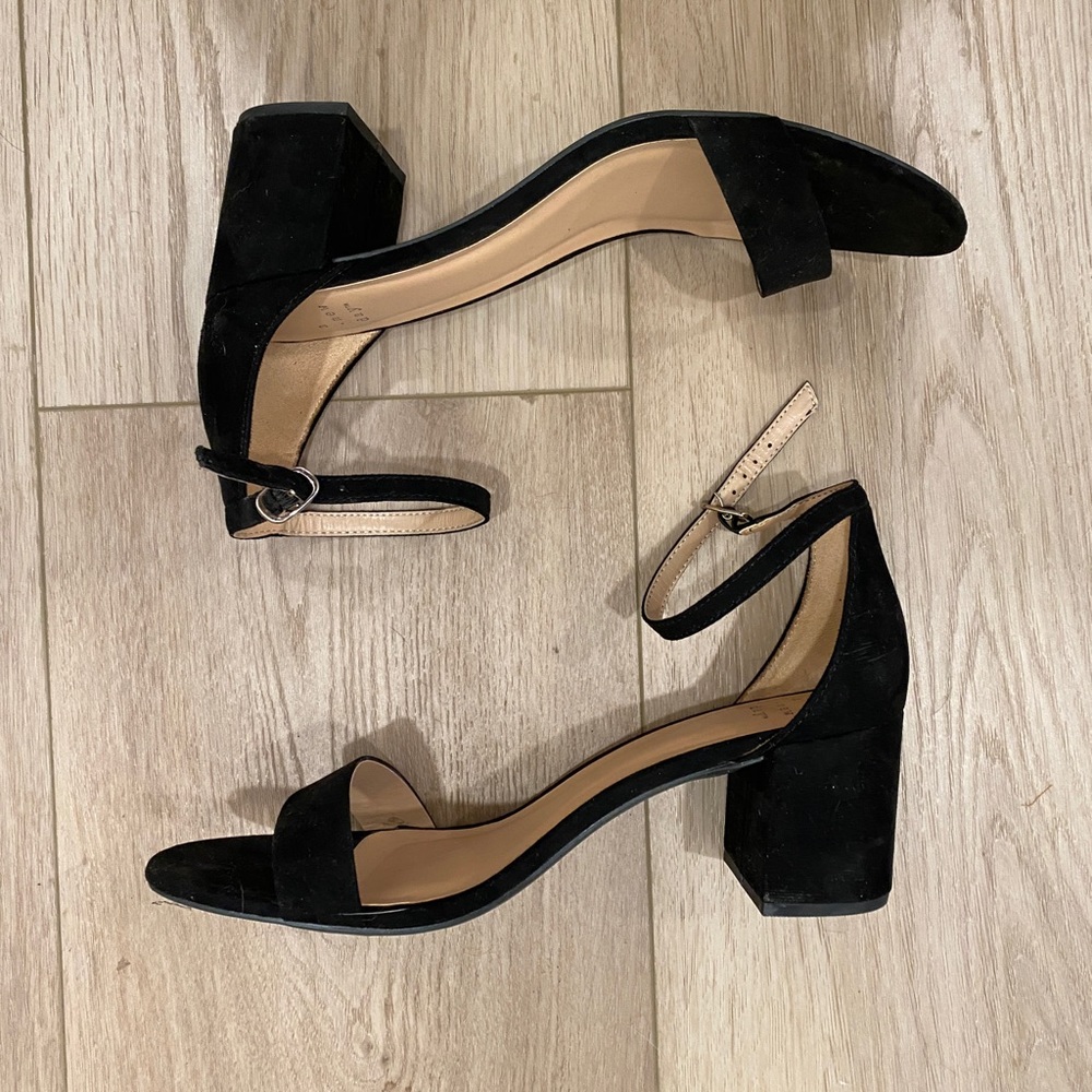 NWOT Low block heel black sandal suede